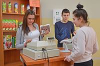 Uczniowie lub absolwenci Szkoły w zawodzie sprzedawcy