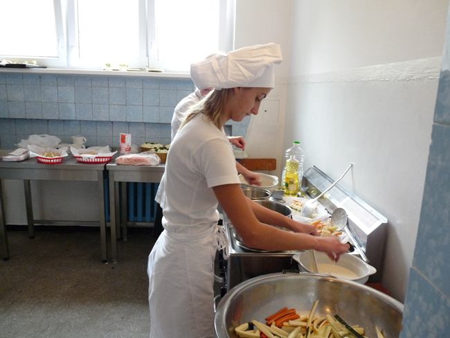 Uczniowie lub absolwenci w zawodzie kucharza